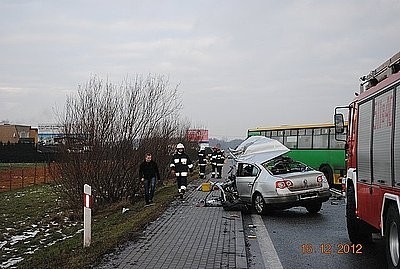 Śmiertelny wypadek w Mikołowie na Gliwickiej. Auto wjechało w autobus [ZDJĘCIA]