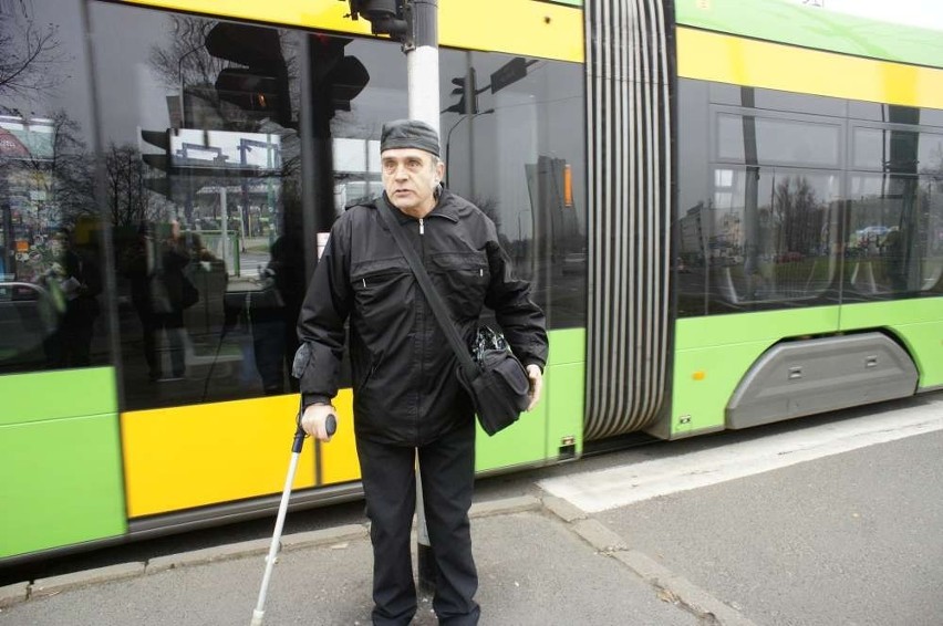 Pan Jerzy musi się trzymać tramwaju lub latarni. W...