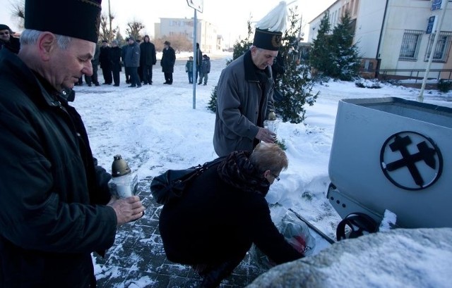 Obecni na premierze filmu górnicy złożyli wiązanki kwiatów pod pamiątkową tablicą