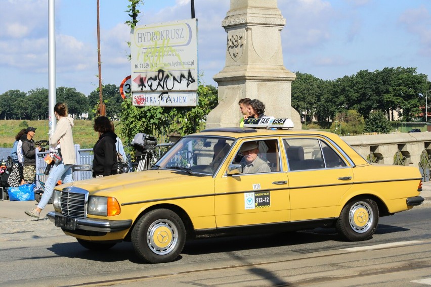Stara taksówka na planie serialu