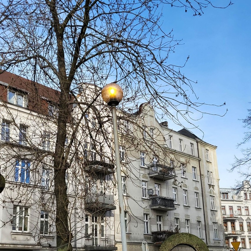 Absurd na chorzowskich ulicach. W ciągu dnia palą się lampy. Jak Urząd Miasta tłumaczy tę sytuację?