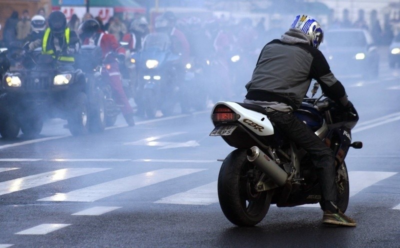 Niedzielna parada Mikołajów na motocyklach
