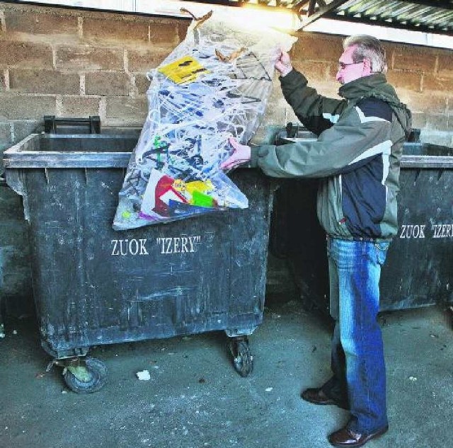 Zygfryd Borkowski z Gryfowa wyrzuca już śmieci w czystym, zamykanym boksie