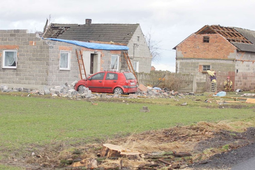 Wichura w gminie Żelazków. Pomóżmy odbudować dom rodzinie, która straciła dach nad głową. ZDJĘCIA