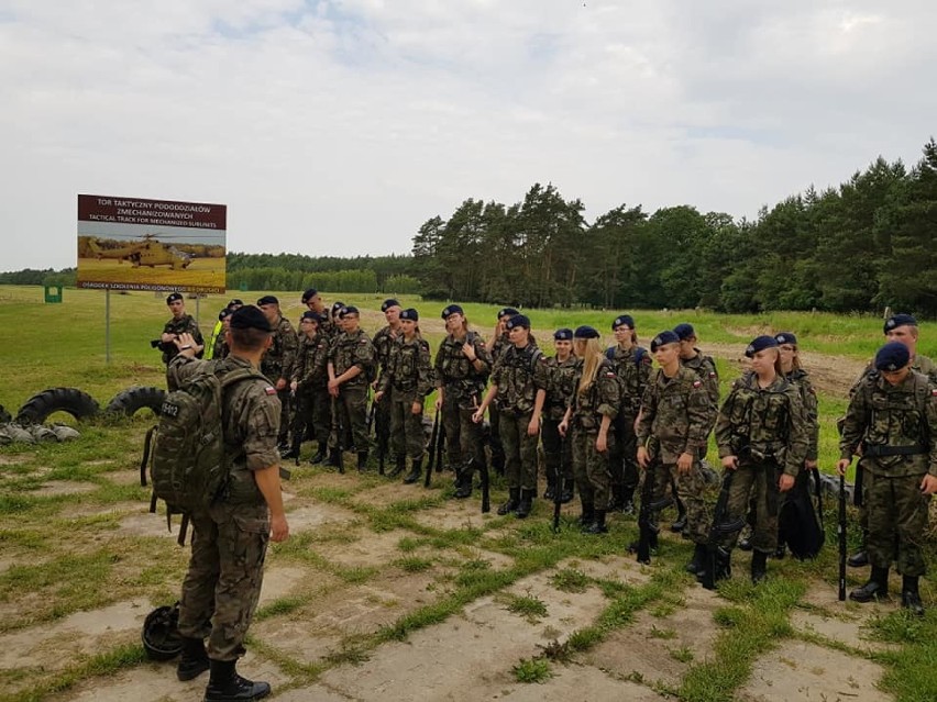 Uczniowie V LO w Kaliszu ćwiczyli na poligonie wojskowym w...