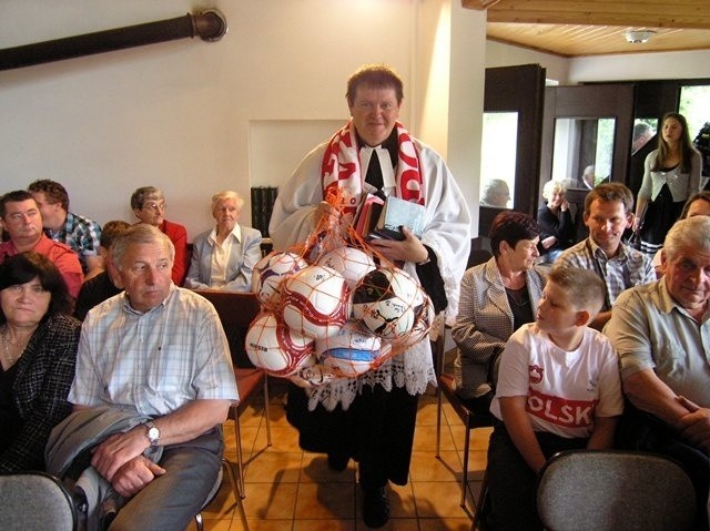 Pastor Jan Byrt odprawił nabożeństwo za Euro 2012 i rozdał...