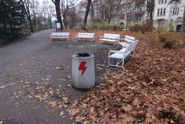 W nocy z poniedziałku na wtorek w parku Wilsona zostały zniszczone kosze na śmieci. Na koszach pojawiły się symbol przypominający błyskawicę, będącą znakiem rozpoznawczym Strajku Kobiet. 

Zobacz więcej zdjęć --->