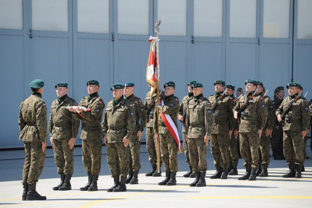 Żołnierze zebrali sięna uroczystym apelu w bazie lotniczej w poznańskich Krzesinach
