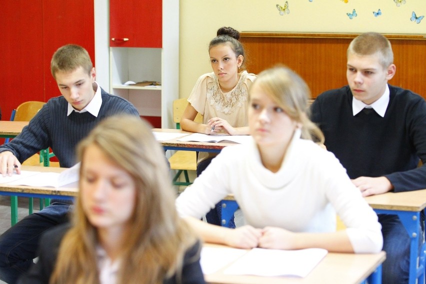 Uczniowie gimnazjum nr 50 w Poznaniu piszą próbne testy