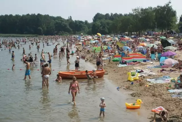 Nad Pogorią III w Dąbrowie Górniczej latem wypoczywa jednego dnia nawet kilka tysięcy plażowiczów. Nad ich bezpieczeństwem czuwają ratownicy WOPR 

Zobacz kolejne zdjęcia/plansze. Przesuwaj zdjęcia w prawo - naciśnij strzałkę lub przycisk NASTĘPNE