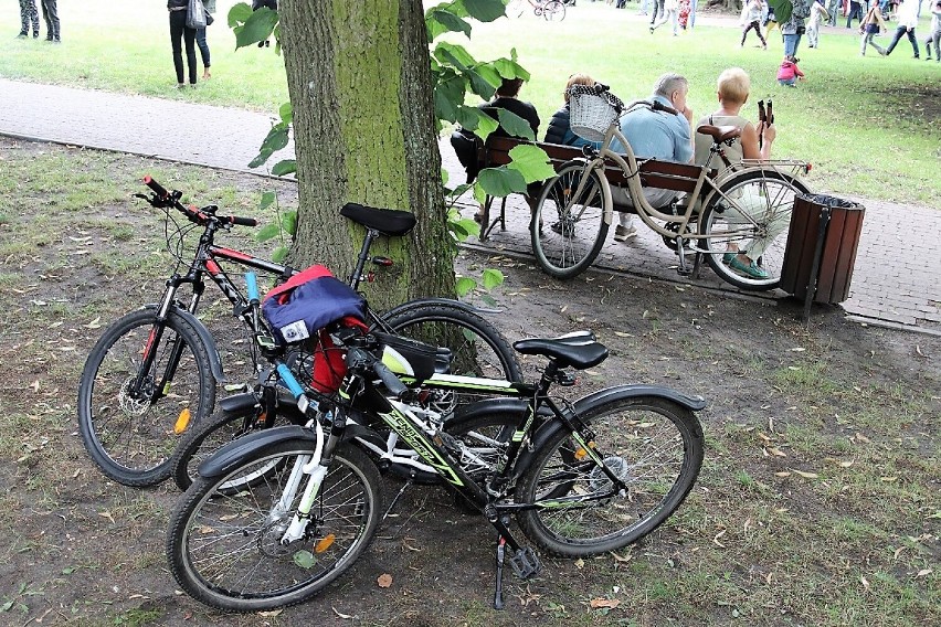 Odpoczynek cyklistów w parku Powstańców Warszawskich