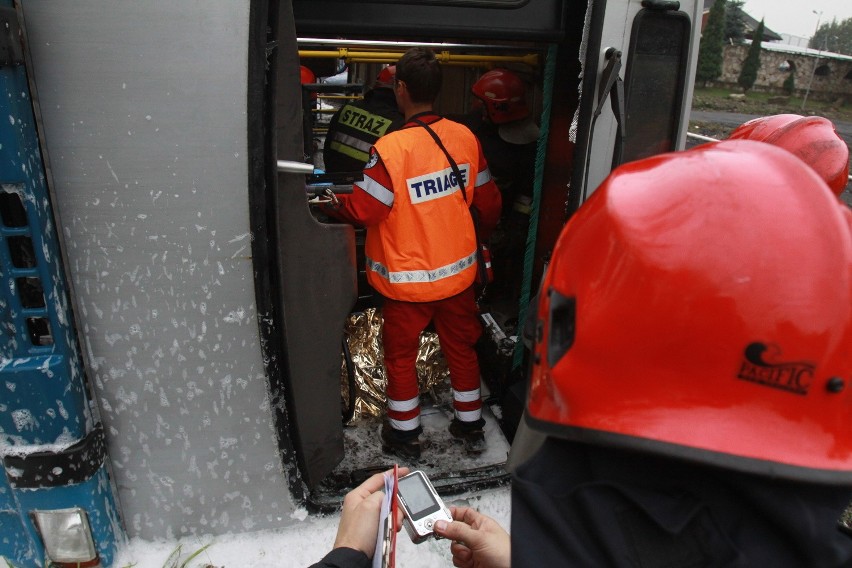 Wypadek autobusu w Lipinach [ZDJĘCIA Z ĆWICZEŃ STRAŻAKÓW]