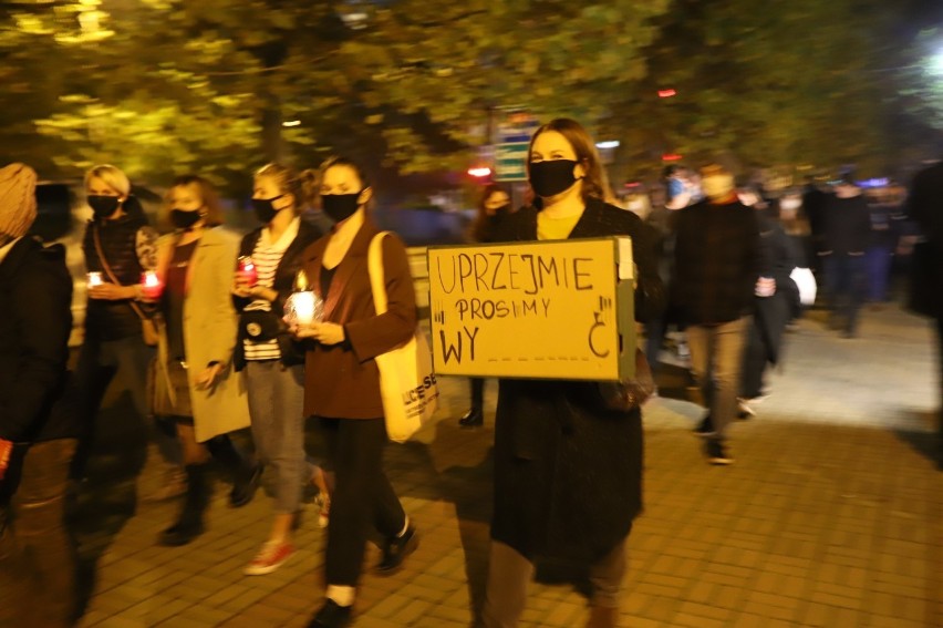 Kobiety manifestują przeciw zaostrzeniu prawa aborcyjnego. Dziś blokady i manifestacje. W środę kobiety sparaliżują całą Polskę