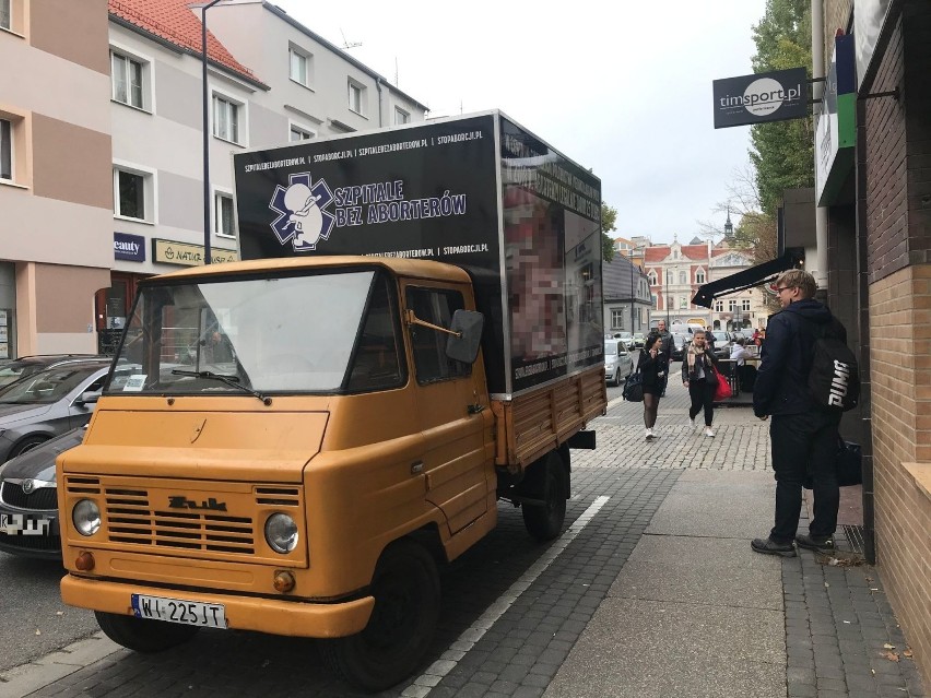 Antyaborcyjne auto znów parkuje przy ul. Kołłątaja w Opolu