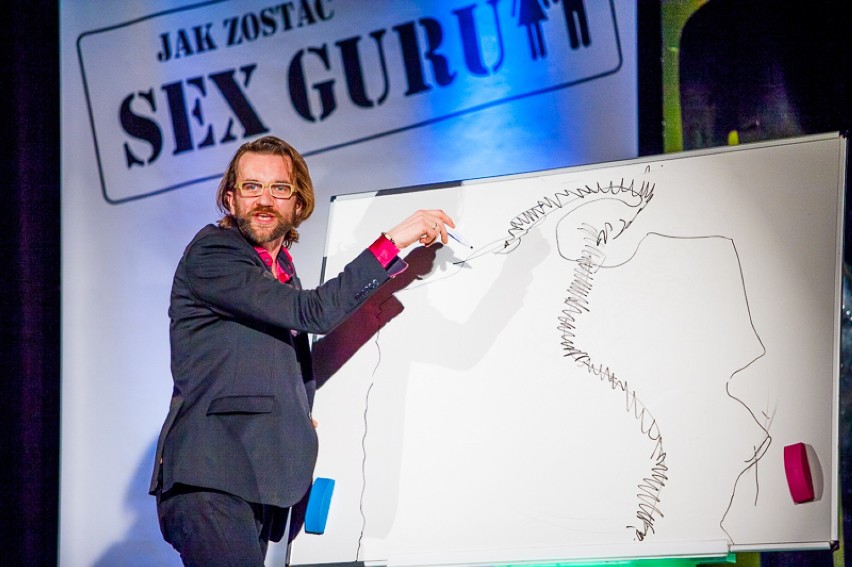 Tomasz Kot w Tomaszowie pokazał spektakl "Jak zostać Sex Guru"