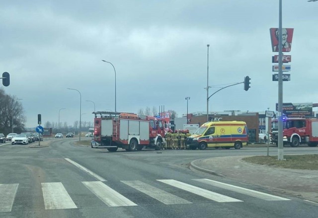 Na skrzyżowaniu ulic Helskiej i 10 lutego w Pucku, czyli przy McDonaldzie i KFC, doszło do zderzenia osobówki (Skoda) i busa (Volkswagen)