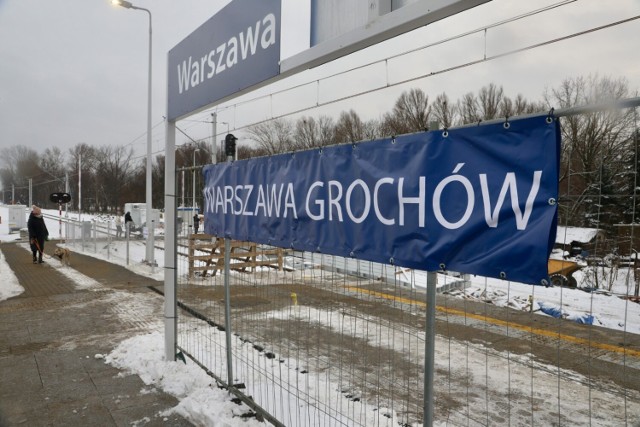 W ostatniej chwili ściągnięto napis "Wiatraczna" i pojawił się baner "Warszawa Grochów".