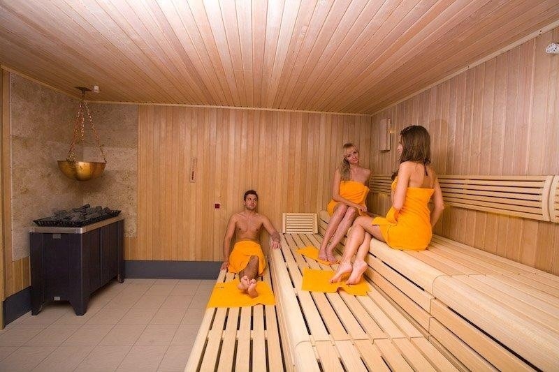 Z saun w strefie relaksu można korzystać co najwyżej w...