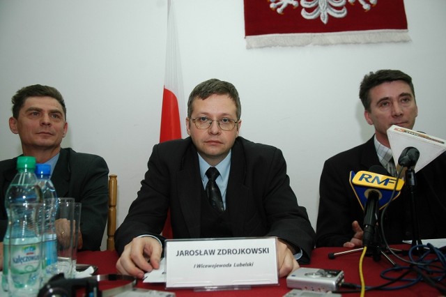 Jarosław Zdrojkowski (na zdjęciu w środku)