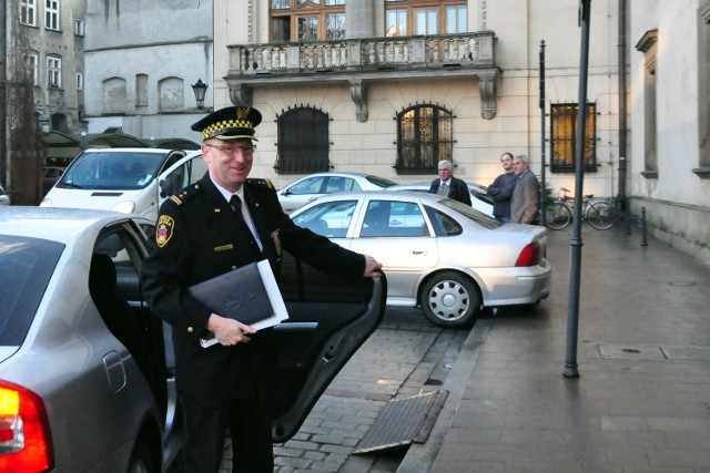 Komendant Janusz Wiaterek przed spotkaniem z prezydentem.