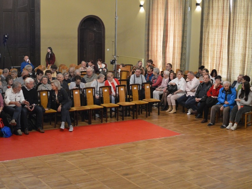 Zespół "Słoneczko" z Żytomierza wystąpił dla rawickiej publiczności. Zbierano środki na Siły Zbrojne Ukrainy [ZDJĘCIA]