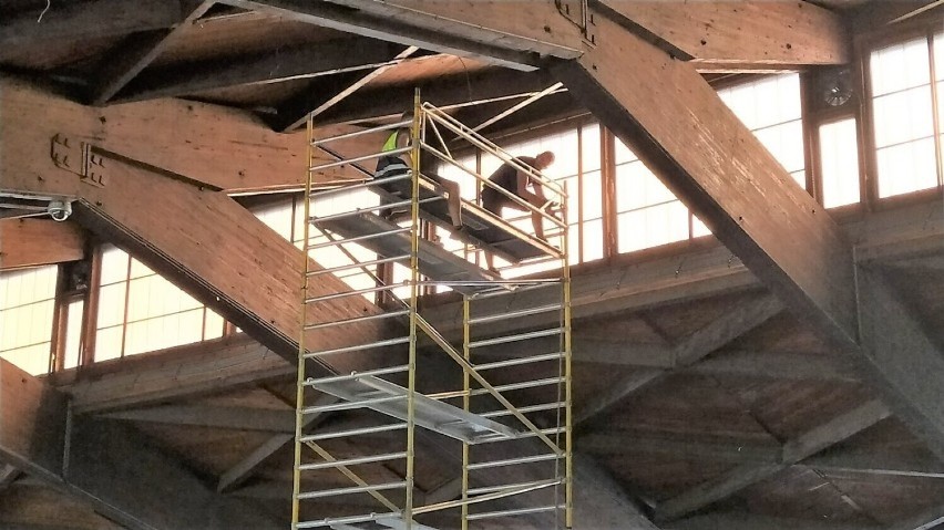 Remont hali sportowej Trapez w Lesznie opóźni się z powodu wykrycia  azebestu w pokryciu dachu 