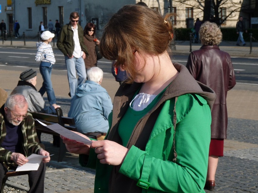 Flashmob 5 minut dla książki na pl. Litewskim (WIDEO)