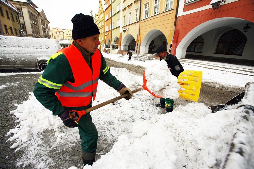 Jelenia Góra: Odśnieżanie w centrum miasta (ZDJĘCIA)