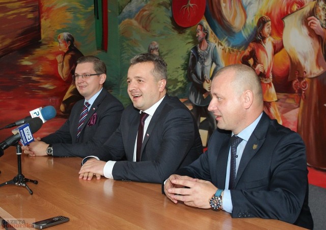 Na zdjęciu od prawej: Jacek Kowalewski, wojewoda Mikołaj Bogdanowicz i rzecznik Adrian Mól