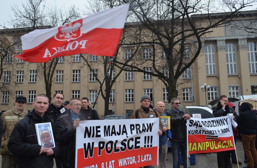 Protest ojców na placu Dąbrowskiego w Łodzi