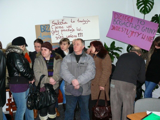 Protest sprzed kilku dni nie pomógł -  gimnazjum w  Brzeźnie nie będzie