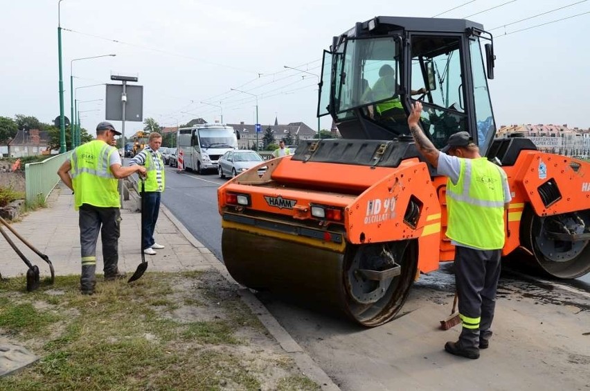 W środę drogowcy układali nową nawierzchnię na moście...