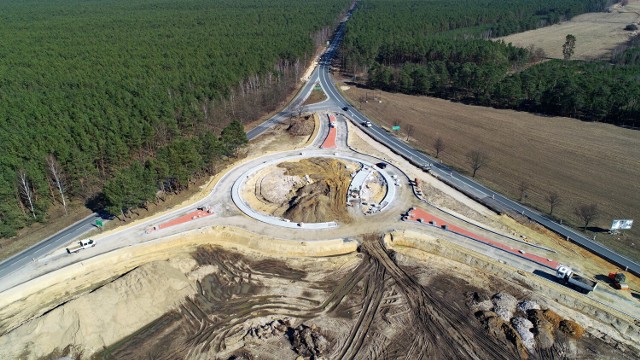 W Nowogrodzie Bobrzańskim trwa budowa ronda łączącego drogę krajową nr 27 oraz wojewódzką 288.