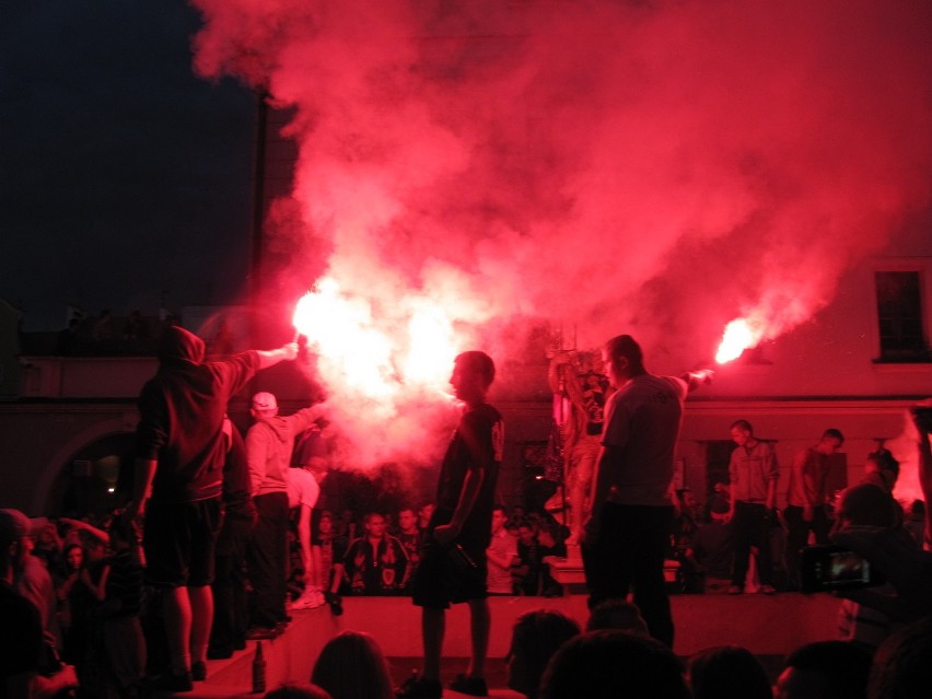 Piast Gliwice w ekstraklasie, kibice świętują, policja strzela! [ZDJĘCIA i WIDEO]