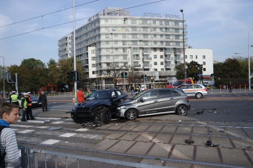 Wypadek na skrzyżowaniu Rembielińskiej i Kondratowicza....