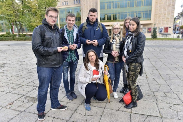 W czwartek młodzież (Tomasz, Kacper, Mateusz, Natalia, Ola, Lena i Renata) odmawiała w Radomiu różaniec za dzieci nienarodzone.
