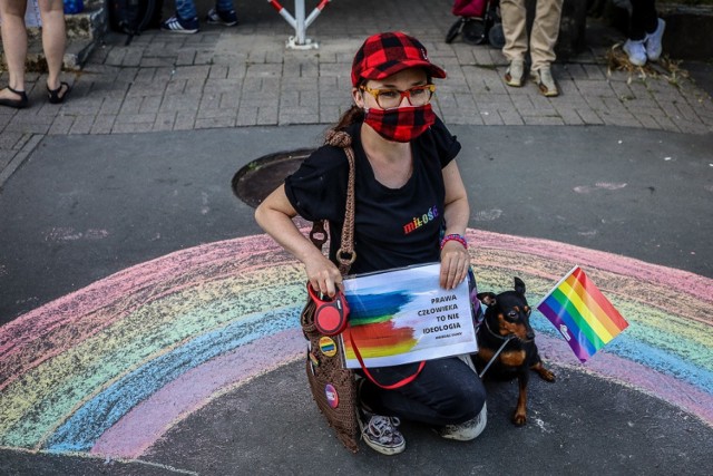 Manifestacja "Świat jest tęczowy" przed biurem PiS w Gdańsku.