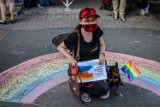 Manifestacja "Świat jest tęczowy" przed biurem PiS w Gdańsku. Środowiska LGBT apelują o głosowanie w wyborach "przeciwko hejtowi"