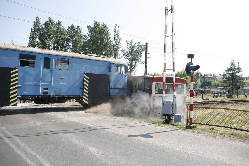 Wypadek pociągu i autobusu - symulacja w Sosnowcu