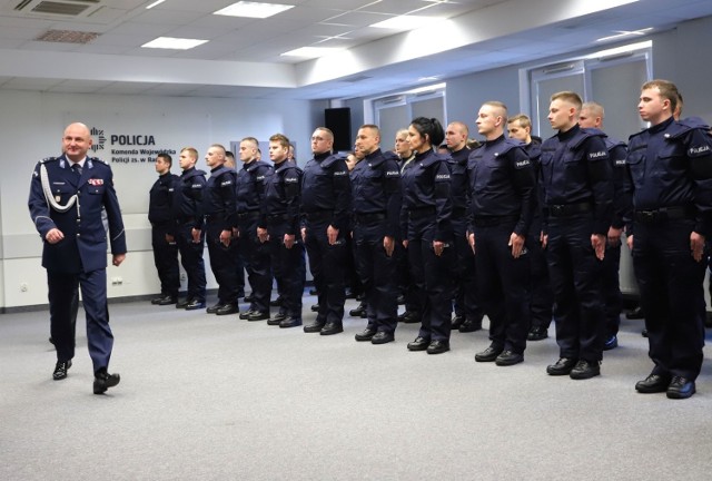 Komendant Zbigniew Mikołajczyk przyjął ślubowanie od 55 nowych mazowieckich policjantów. Podczas uroczystości wręczono też medale dla osób zasłużonych policji.