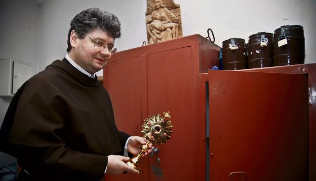 Ojciec Mariusz Słowik raz w tygodniu wyciąga relikwiarz z włosami i skrawkiem habitu św. Maksymiliana Kolbego