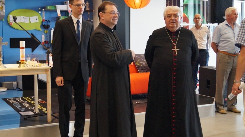Biskup Jan Tyrawa z wizytą w bydgoskim sklepie IKEA  [zdjęcia, wideo] 