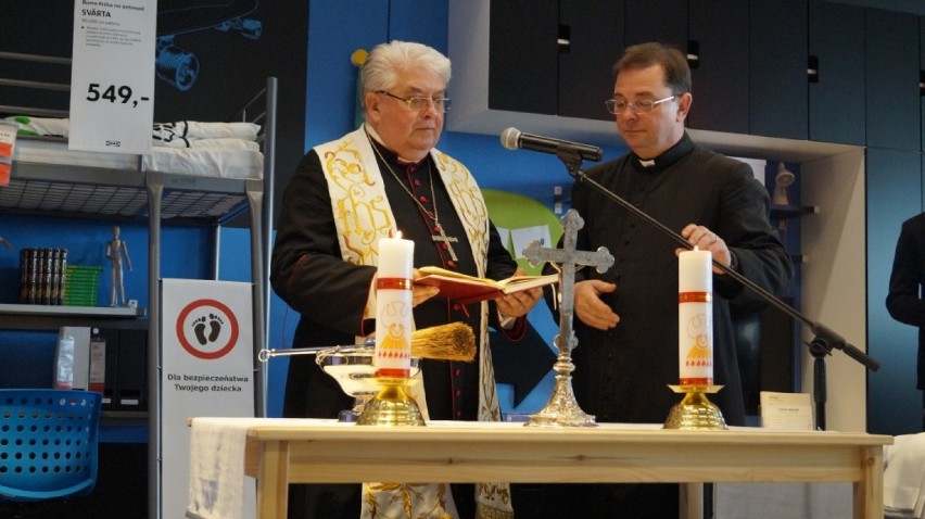 Biskup Jan Tyrawa z wizytą w bydgoskim sklepie IKEA  [zdjęcia, wideo] 