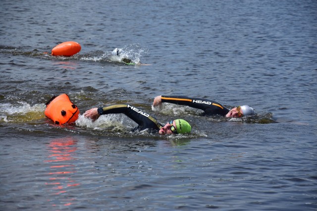 Treningi przed triathlonem w wodach Małego jeziora w Żninie.