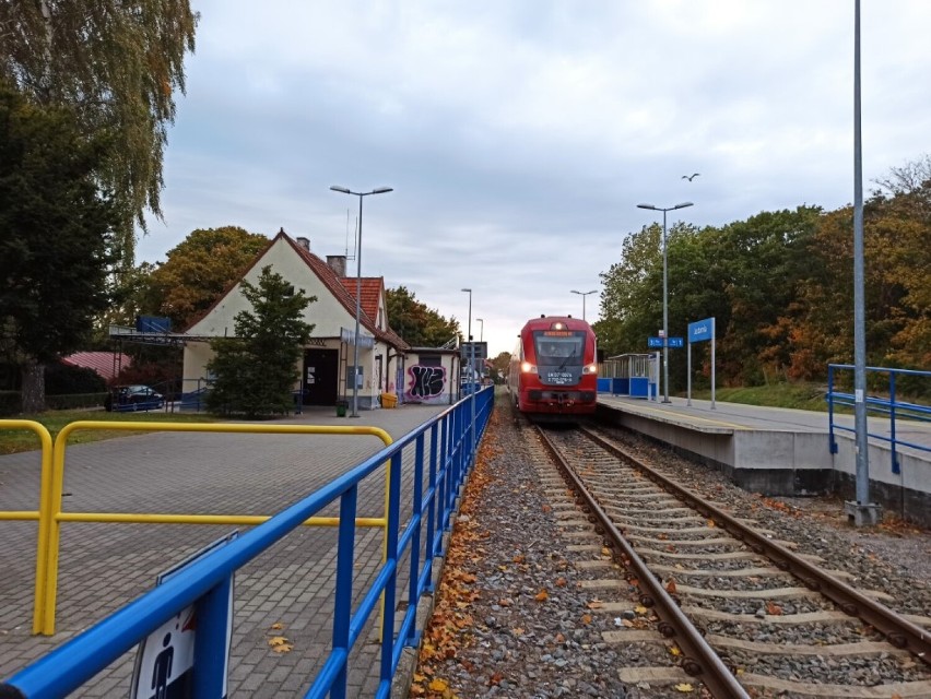Temat planowanej modernizacji trasy kolejowej Reda-Hel budzi ogromne kontrowersje. W Jastarni odbyły się warsztaty #odkorkujMY HEL