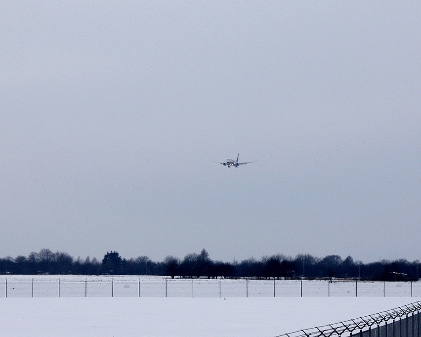 Lądowanie samolotu Ryanair na lotnisku