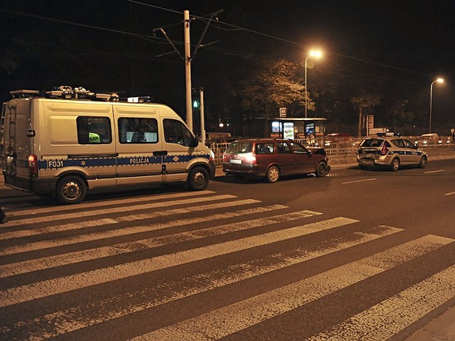 Do zderzenia z udziałem radiowozu policyjnego doszło na skrzyżowaniu al. Piłsudskiego i ul. Przędzalnianej w centrum Łodzi.