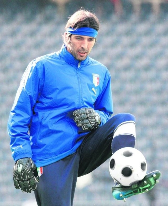 Gianluigi Buffon ćwiczył wczoraj precyzyjną grę nogami