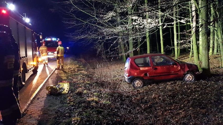 Wypadek na powiatówce. Auto uderzyło w drzewo 