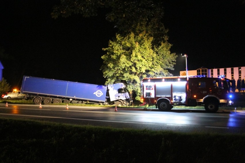 Kobierzyce: Ciężarówka wjechała w drzewo po zderzeniu z samochodem osobowym (ZDJĘCIA)